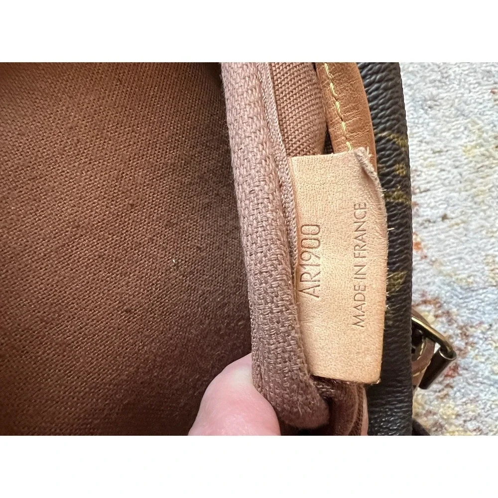 Louis Vuitton Saumur 30 Monogram Canvas Crossbody Messenger Bag AR1900 France‎